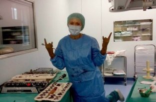 В Нижнем Тагиле медсестра, сделала селфи в операционной (3 фото)