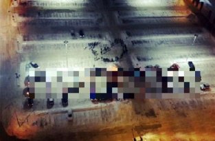 В Сургуте 45 автомобилей составили слово «Прости!» (2 фото)
