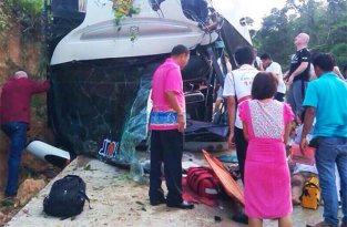 Автобус с российскими туристами перевернулся в Таиланде (8 фото)