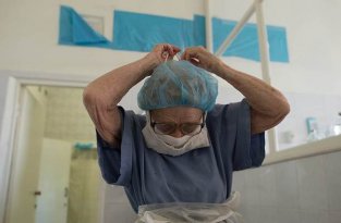 87-летний хирург Алла Левушкина проводит более 100 операций ежегодно (11 фото)