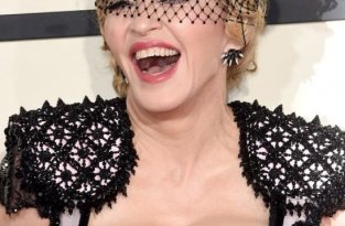 Мадонна в костюме «сексуального матадора» шокировала зрителей премии «Грэмми» (7 фото)