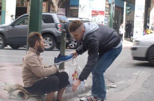 Помощь бездомному мужчине (4 фото)