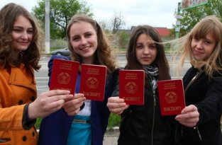 Юные граждане ЛНР первыми получили паспорта молодой республики (9 фото)