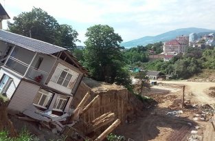 В Сочи по вине застройщика обрушился жилой дом (7 фото)