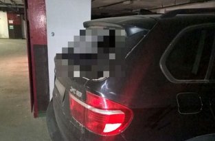 Ревнивая девушка по ошибке разбила чужой автомобиль (3 фото)