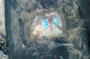 На берег выбросило доску для серфинга, набитую метамфетамином (6 фото)