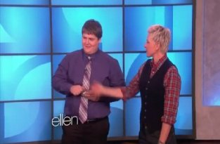 Парень выпивший воду за 1 секунду на шоу у Ellen (english)