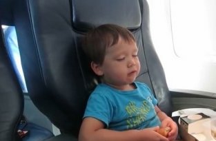 Ребенок кушает и спит