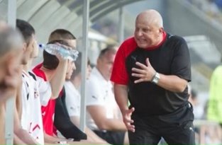 Главный тренер Волыни отчитывает футболистов в раздевалке (маты)