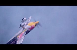 Танец и пилотирование самолета Red Bull