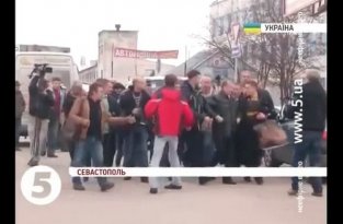 В Крыму напали на журналистов 5-го канала (майдан)