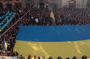 Гимн Украины во Львове (майдан)