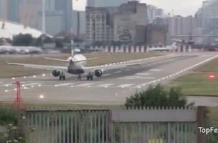 Взлет самолета в аэропорту Лондона