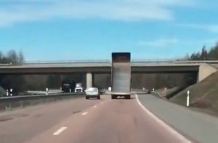 Водитель грузовика врезался в мост по собственной глупости