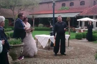Неудачная попытка открыть шампанское на свадьбе