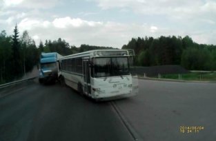 Грузовик и рейсовый автобус