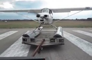 Взлет водного самолета с трейлера