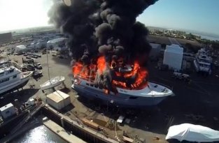 Яхта стоимостью 24-и миллиона долларов сгорела дотла