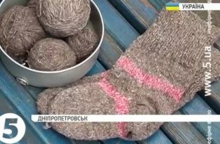 Днепропетровские пенсионеры вяжут бойцам АТО носки