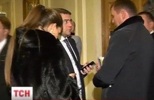 Молодая депутатка в норковой шубе и золотоым айфоном не смогла определить государственный устрой Украины
