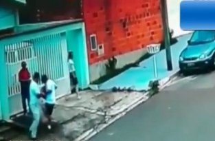 Полицейский в Бразилии уронил грудного ребёнка ради поимки грабителя