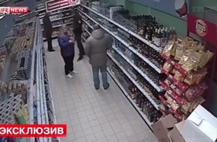Сотрудник полиции украл бутылку водки и подрался с охранником магазина