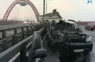 Живописный мост в Москве перекрыли из-за крупной аварии