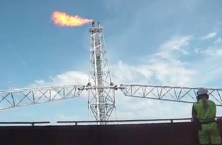 Как зажигают огонь на нефтяной вышке