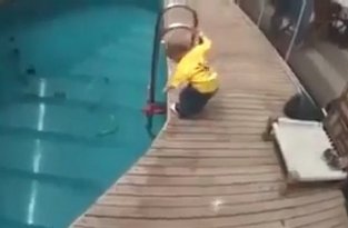 Как ведет себя ребенок упавший в бассейн