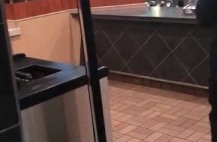 Разбушевавшийся сотрудник McDonalds разнес ресторан в котором работал