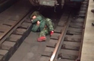 Упавший на рельсы столичного метро пассажир закурил