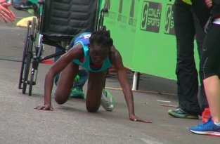 Кенийская бегунья из-за усталости финишировала на четвереньках