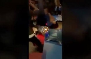 Четыре девушки жестоко избили школьницу в бруклинском McDonald’s