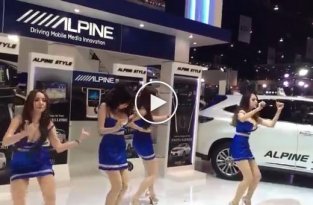 Модели Alpine танцуют на автосалоне