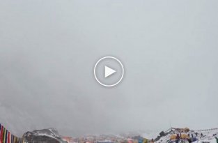 Сход лавины на базовый лагерь Эвереста