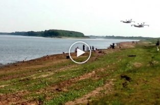 Два самолета БЕ-200 набирают воду на реке Обь