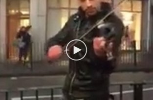 Красивая игра на скрипке уличного музыканта