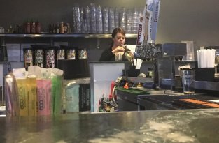 Посетительница кафе оставила беременной официантке $900 чаевых в самый трудный период жизни (3 фото)