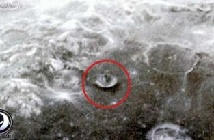 Уфологи обнаружили на Луне базу инопланетян (5 фото)