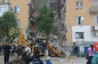 В Волгограде в результате взрыва обрушился подъезд жилого дома (3 фото)