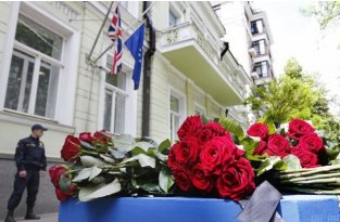  Под посольство Британии в Киеве несут цветы в память о жертвах трагедии в Манчестере