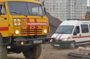 В Санкт-Петербурге к берегу прибило огромную мину (4 фото)