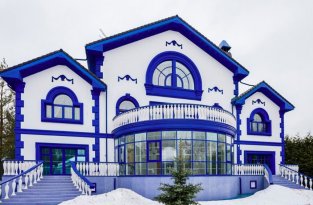 Расписанный под гжель дом в Мытищах с колоритным интерьером за 300 миллионов рублей (34 фото)