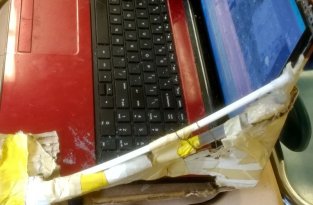 Убитый ноутбук, залатанный картоном, скотчем и трубочками (4 фото)