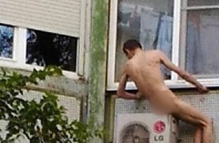 Голый мужик забрался на соседский кондиционер чтобы прохладиться (5 фото)