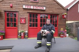 Коллекционер построил миниатюрную пожарную часть у себя во дворе (8 фото + 1 видео)