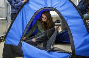 Школьницы создали палатку на солнечных батареях, чтобы помочь бездомным (9 фото)