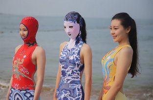 Вы же знали, что в Китае загорают в масках? (12 фото)