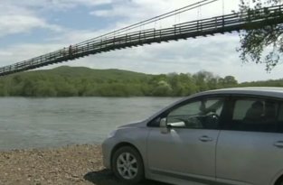 В Приморском крае люди не могут пользоваться новым мостом (5 фото)