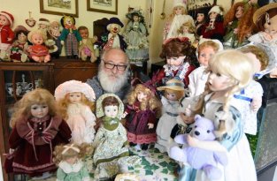 63-летний британец увлекся коллекционированием кукол, но его родные уверены, что эти куклы преследуют их (7 фото + 1 видео)